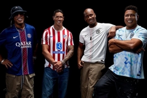 pp电子-传奇试穿！托雷斯、德罗巴、大罗、小罗上身新赛季球衣